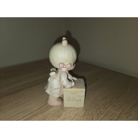 Precious Moments Figurine E-0007 "Sharing Is Universal" 1987 5" - Picture 2 of 6